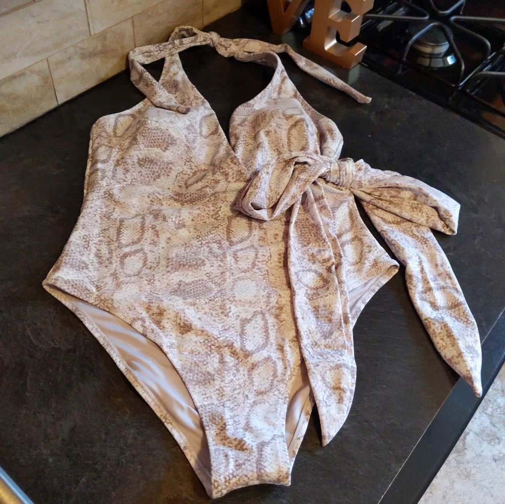 L(8 US) CUPSHE SWIMSUIT